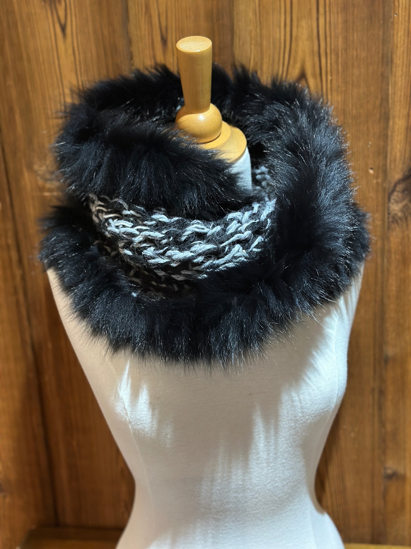 Foulard avec fourrure recyclée - Noir et gris