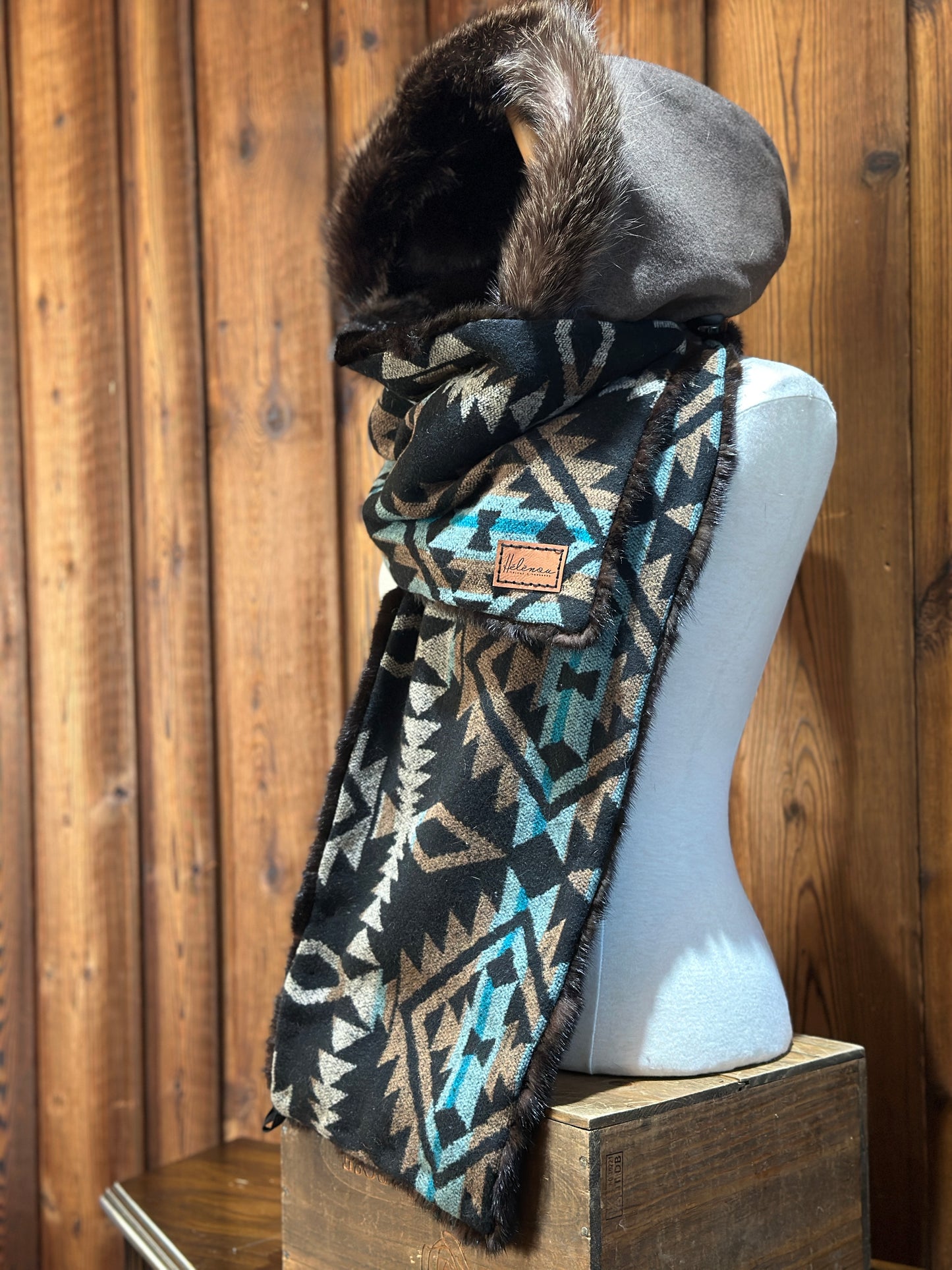 Foulard à capuchon amovible et réversible