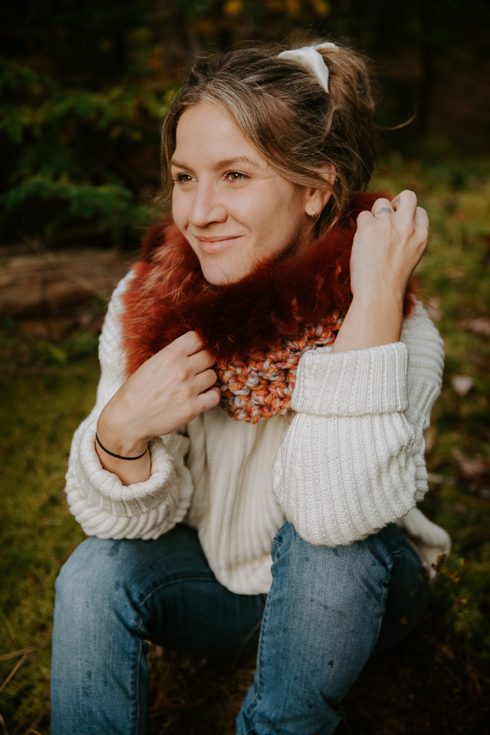 Jeune femme en foret automne avec foulard grosse maille et fourrure renard rouge recyclé | Hélènou