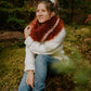 Jeune femme en foret automne avec foulard grosse maille et fourrure | Hélènou