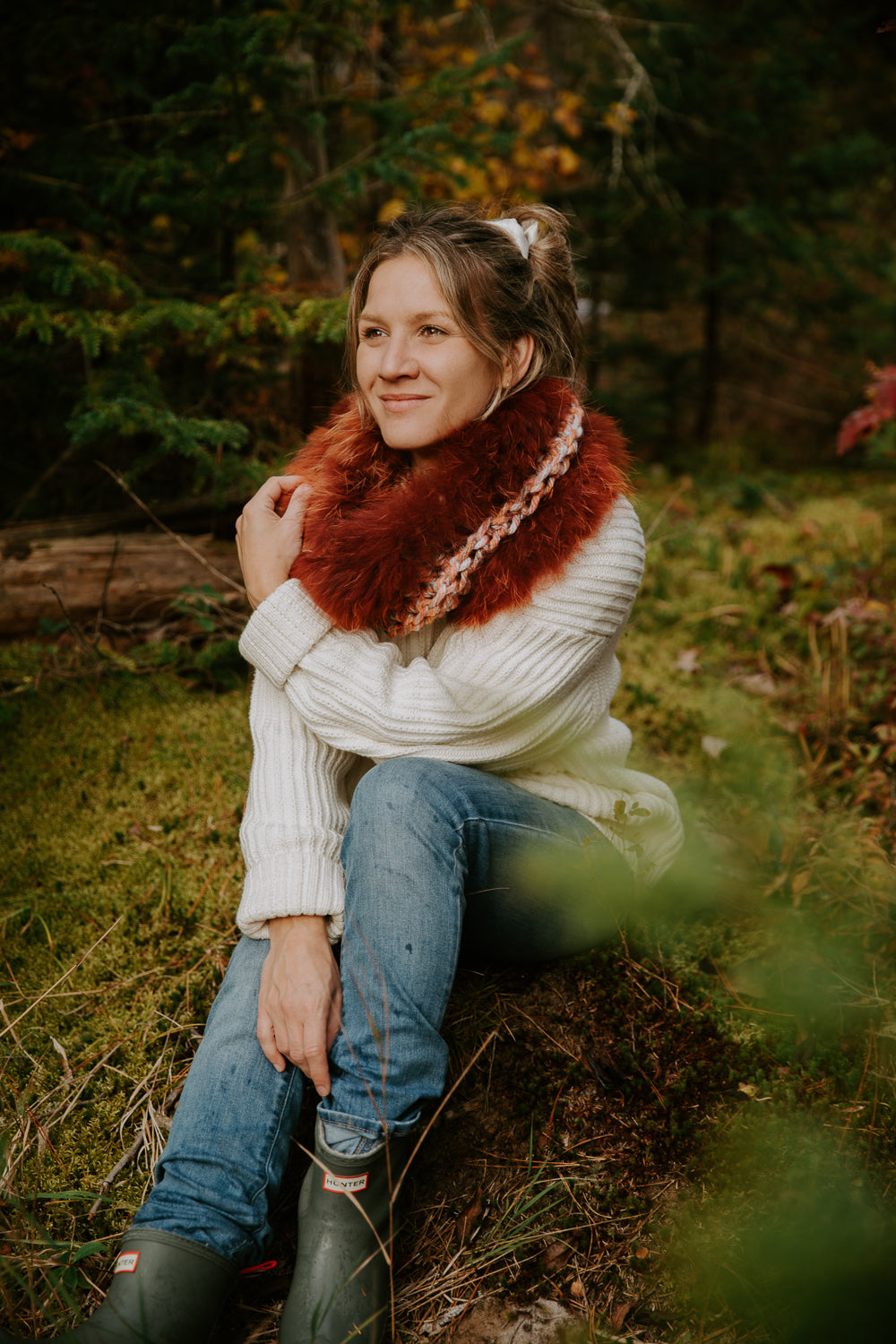 Jeune femme en foret automne avec foulard grosse maille et fourrure | Hélènou