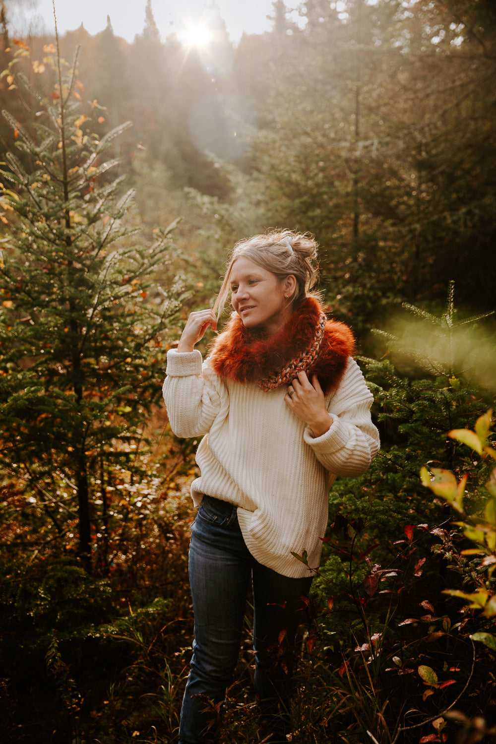 Jeune femme en foret automne avec foulard grosse maille et fourrure | Hélènou