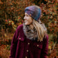 Jeune femme en foret automne avec ensemble bandeau cage-oreille en tricot et foulard grosse maille et fourrure | Hélènou