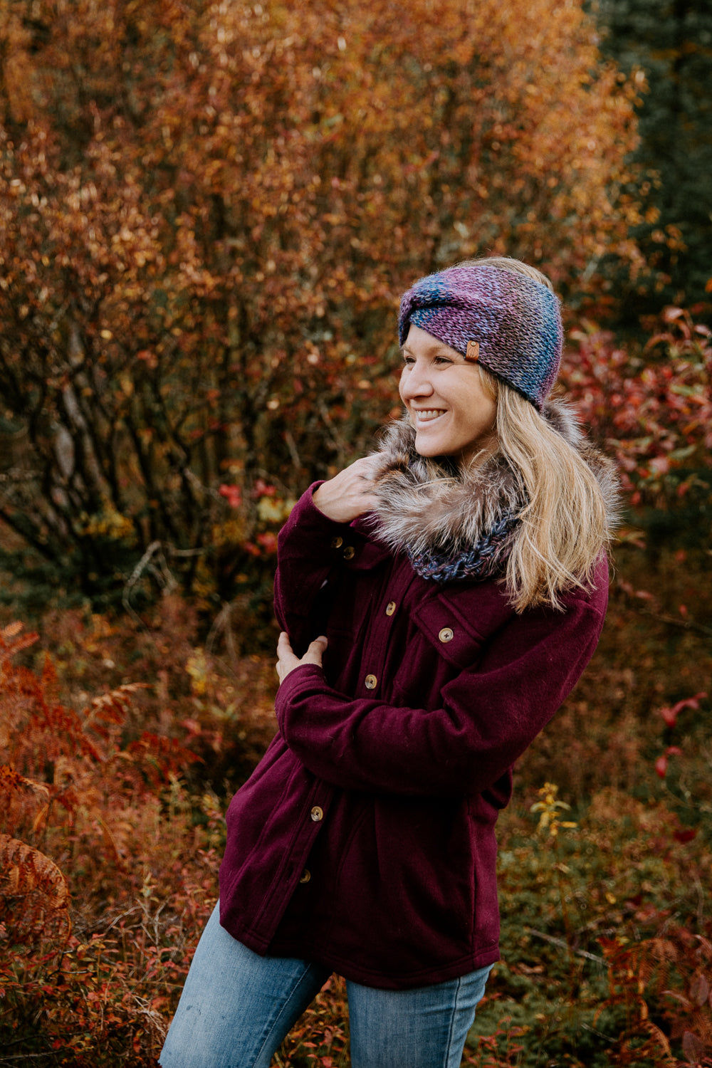 Jeune femme en foret automne avec ensemble bandeau cage-oreille en tricot et foulard grosse maille et fourrure | Hélènou