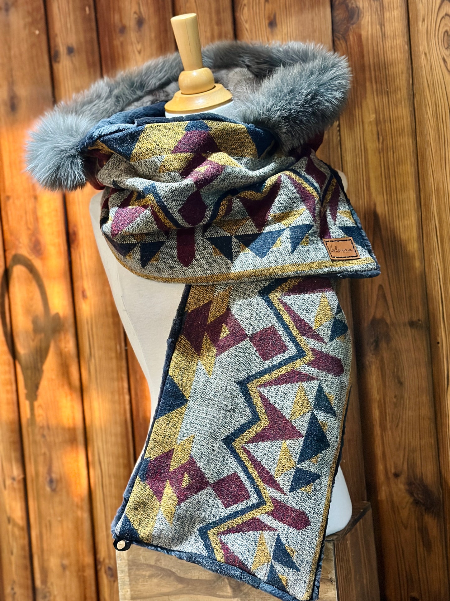 Foulard à capuchon amovible et réversible
