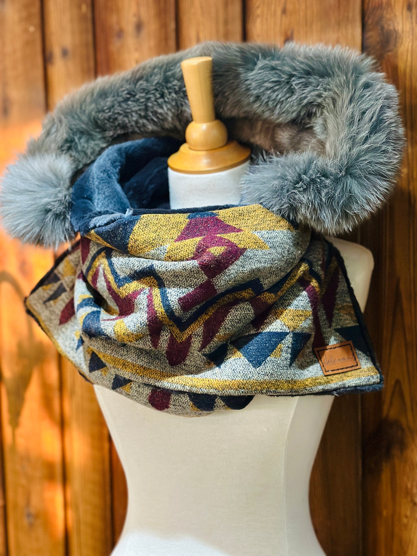 Foulard à capuchon amovible et réversible
