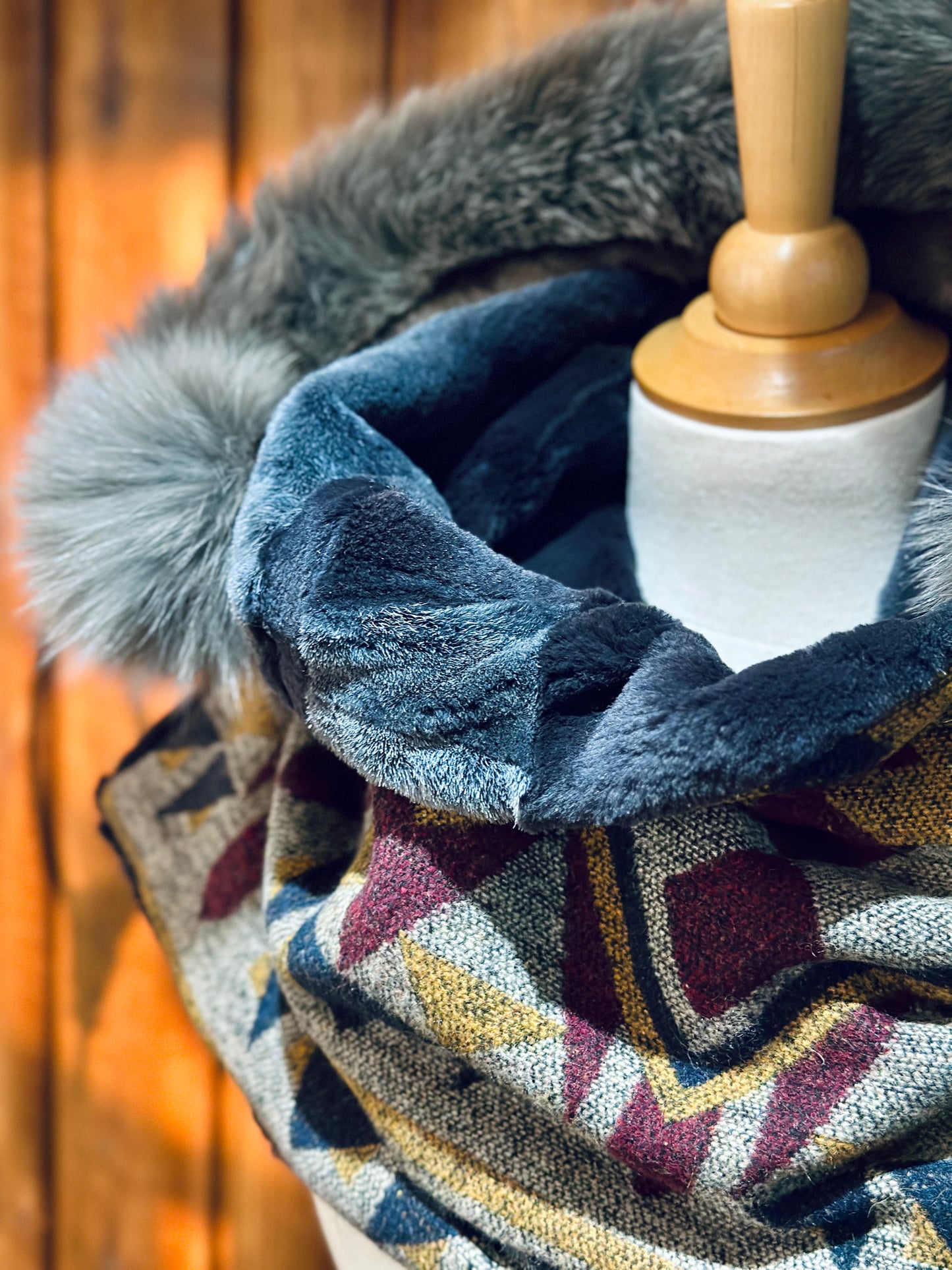 Foulard à capuchon amovible et réversible