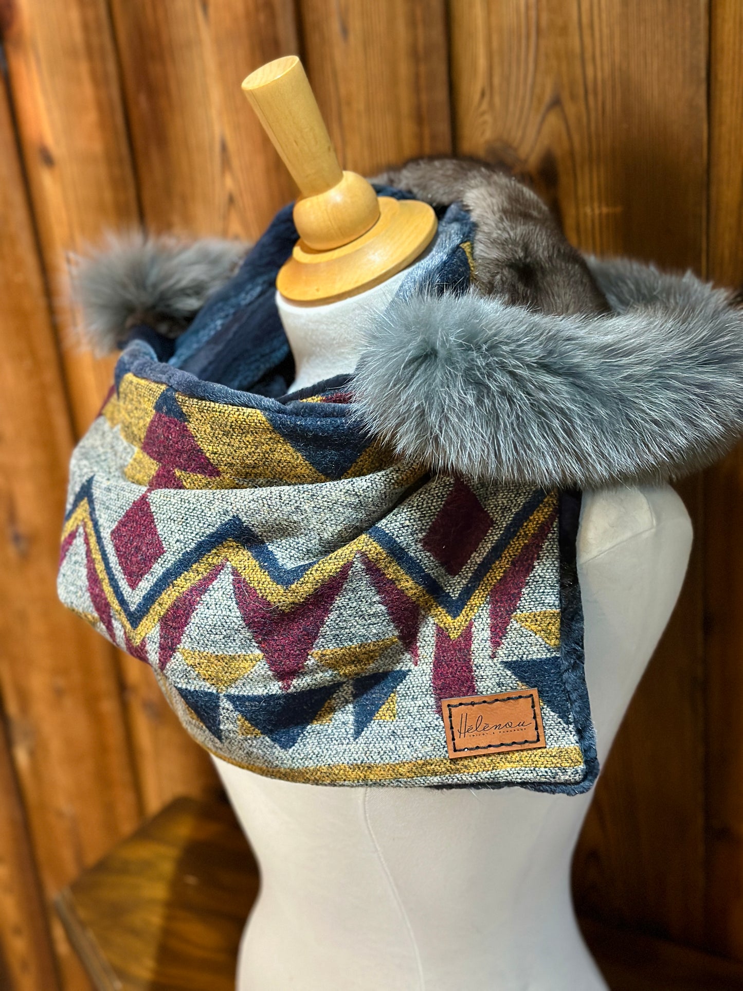 Foulard à capuchon amovible et réversible