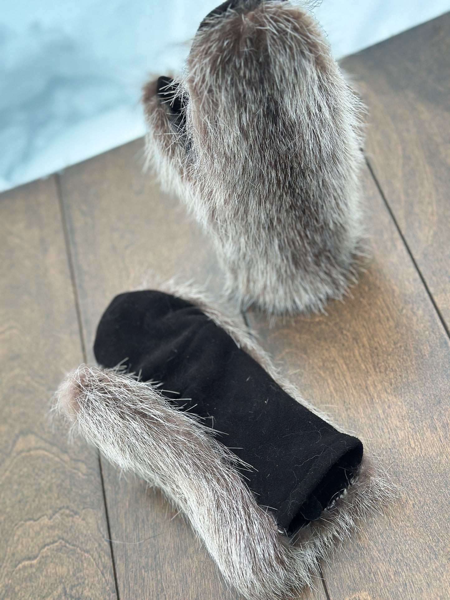 Mitaines en suède brun dessus fourrure recyclée