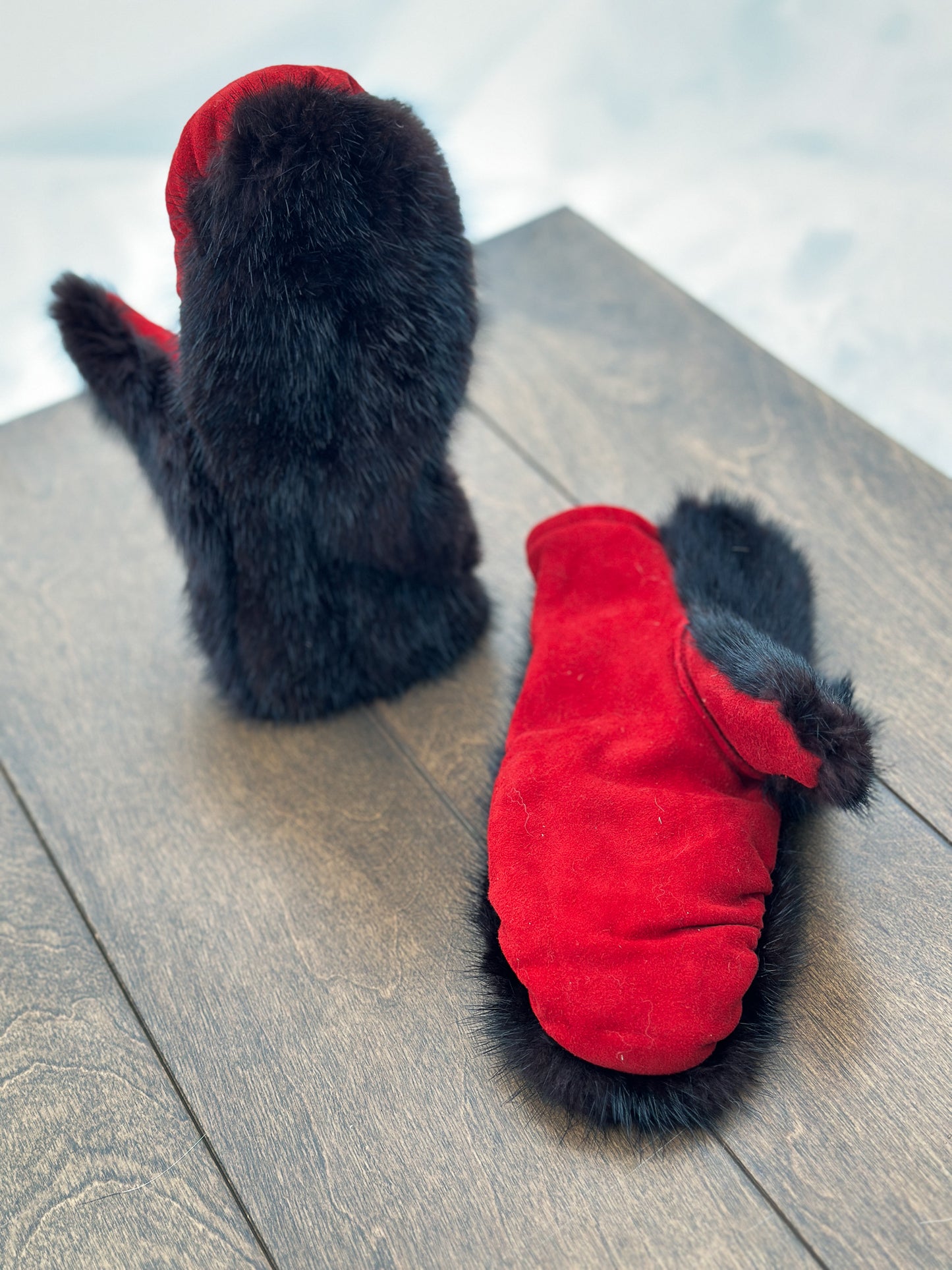 Mitaines en suède rouge dessus fourrure recyclée