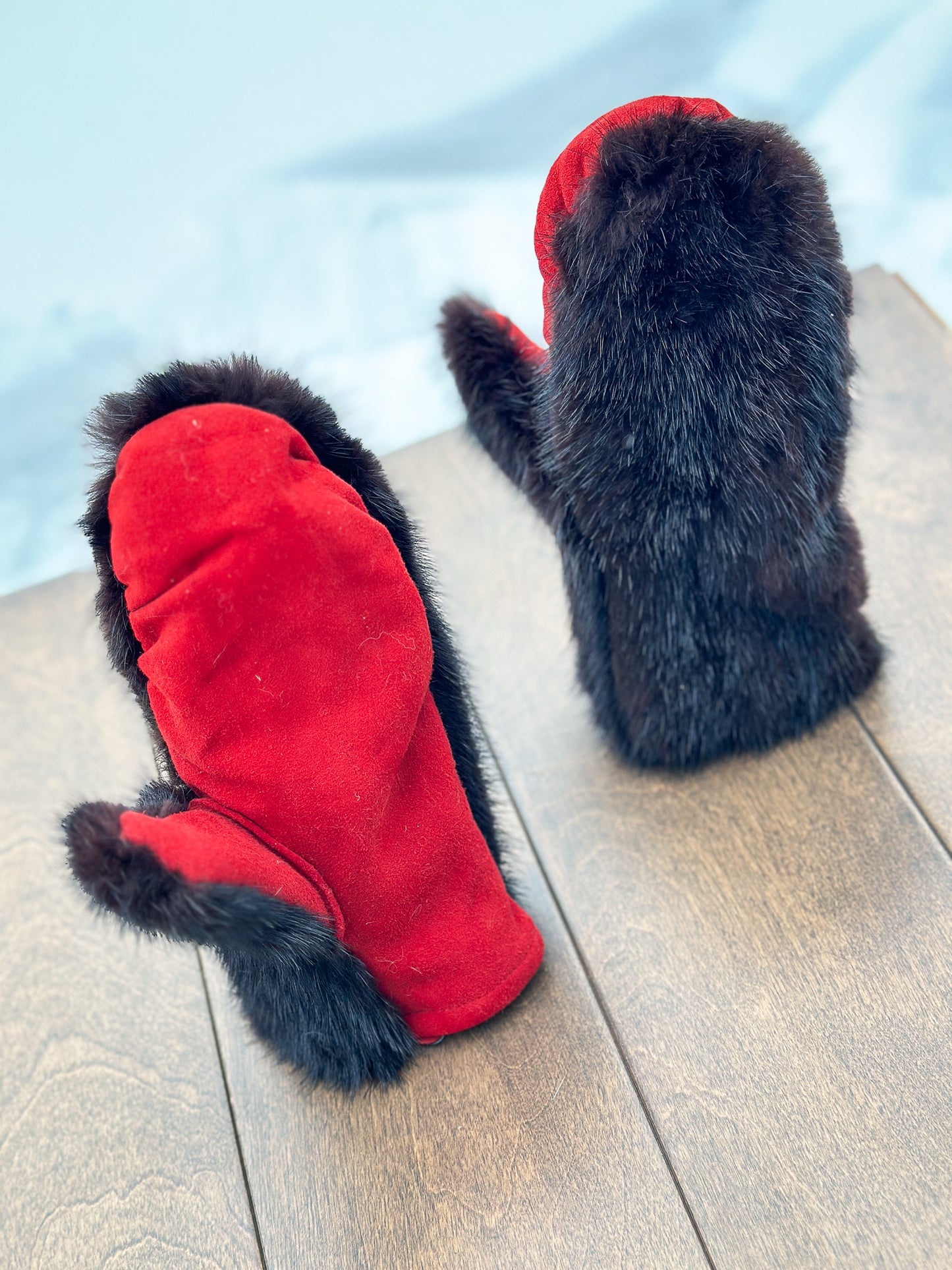 Mitaines en suède rouge dessus fourrure recyclée