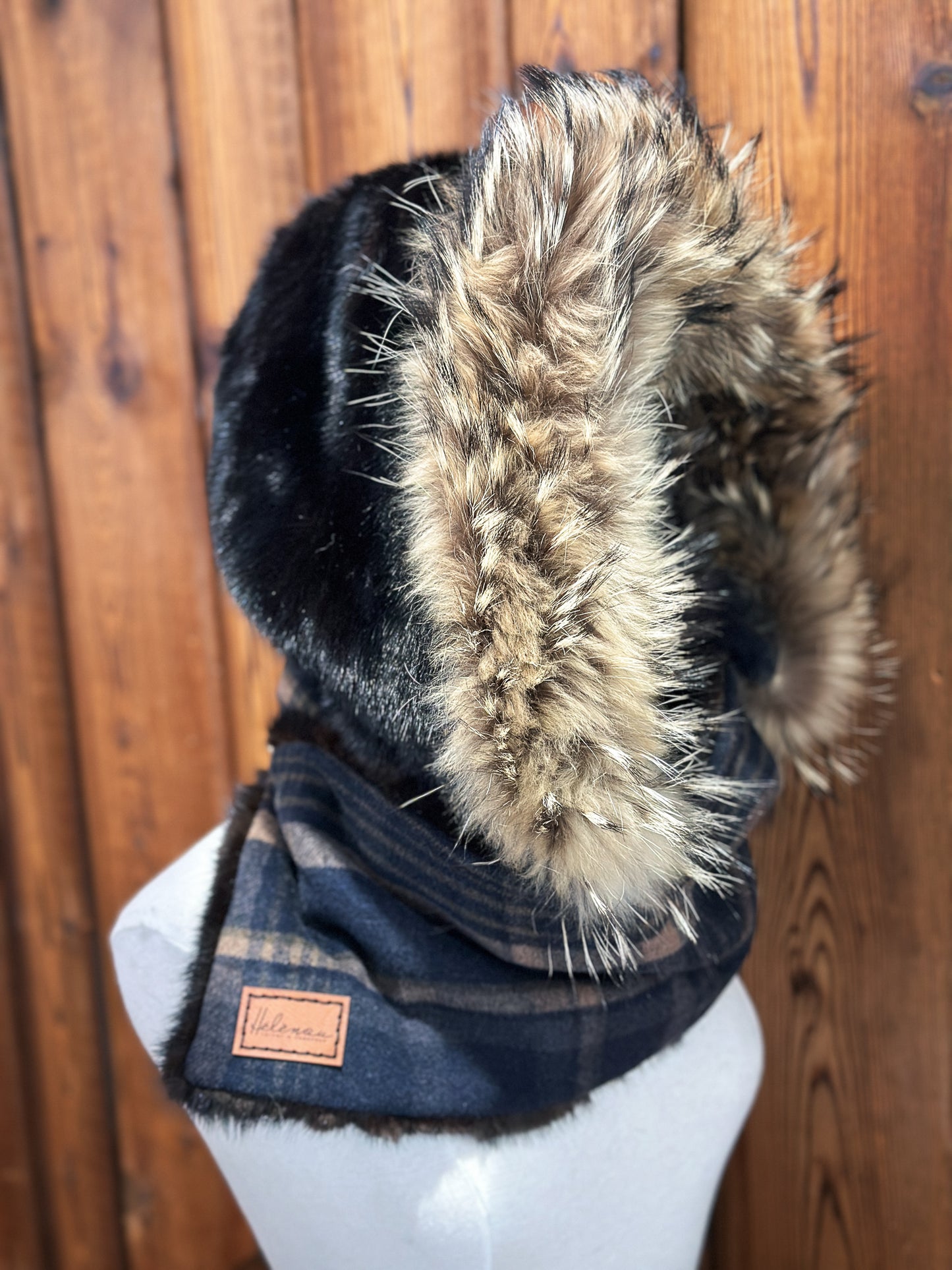 Foulard à capuchon amovible et réversible