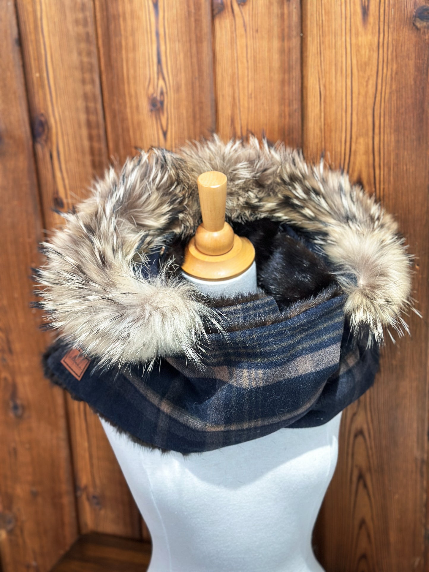 Foulard à capuchon amovible et réversible