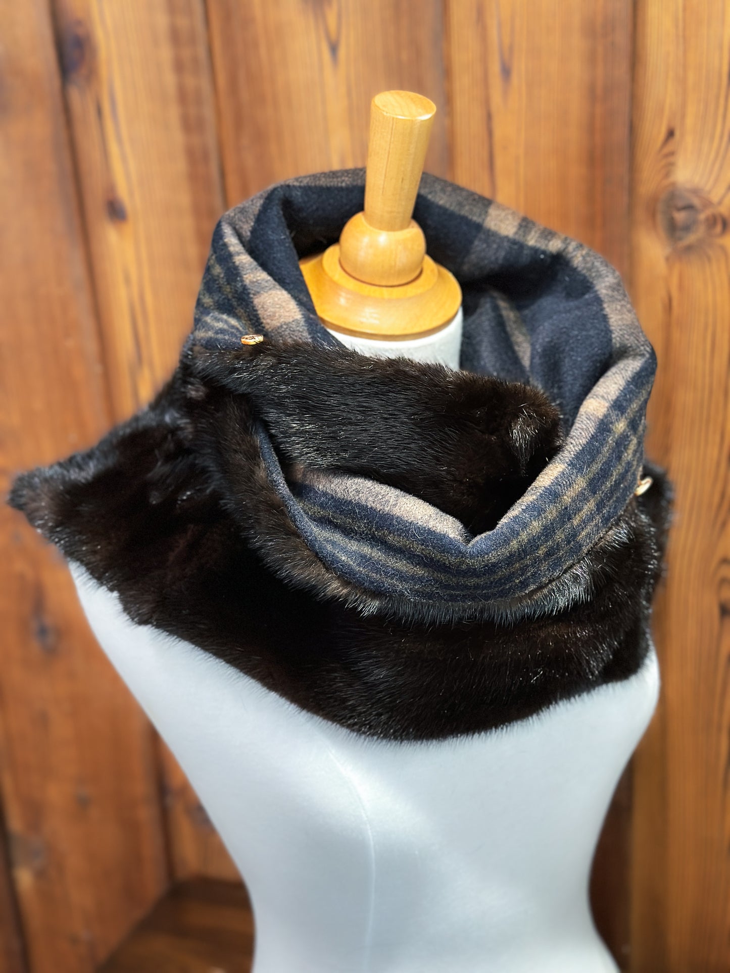 Foulard à capuchon amovible et réversible