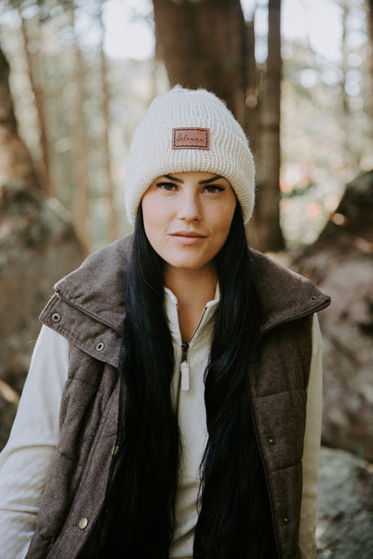 Jeune femme autochtone avec tuque hélènou couleur 