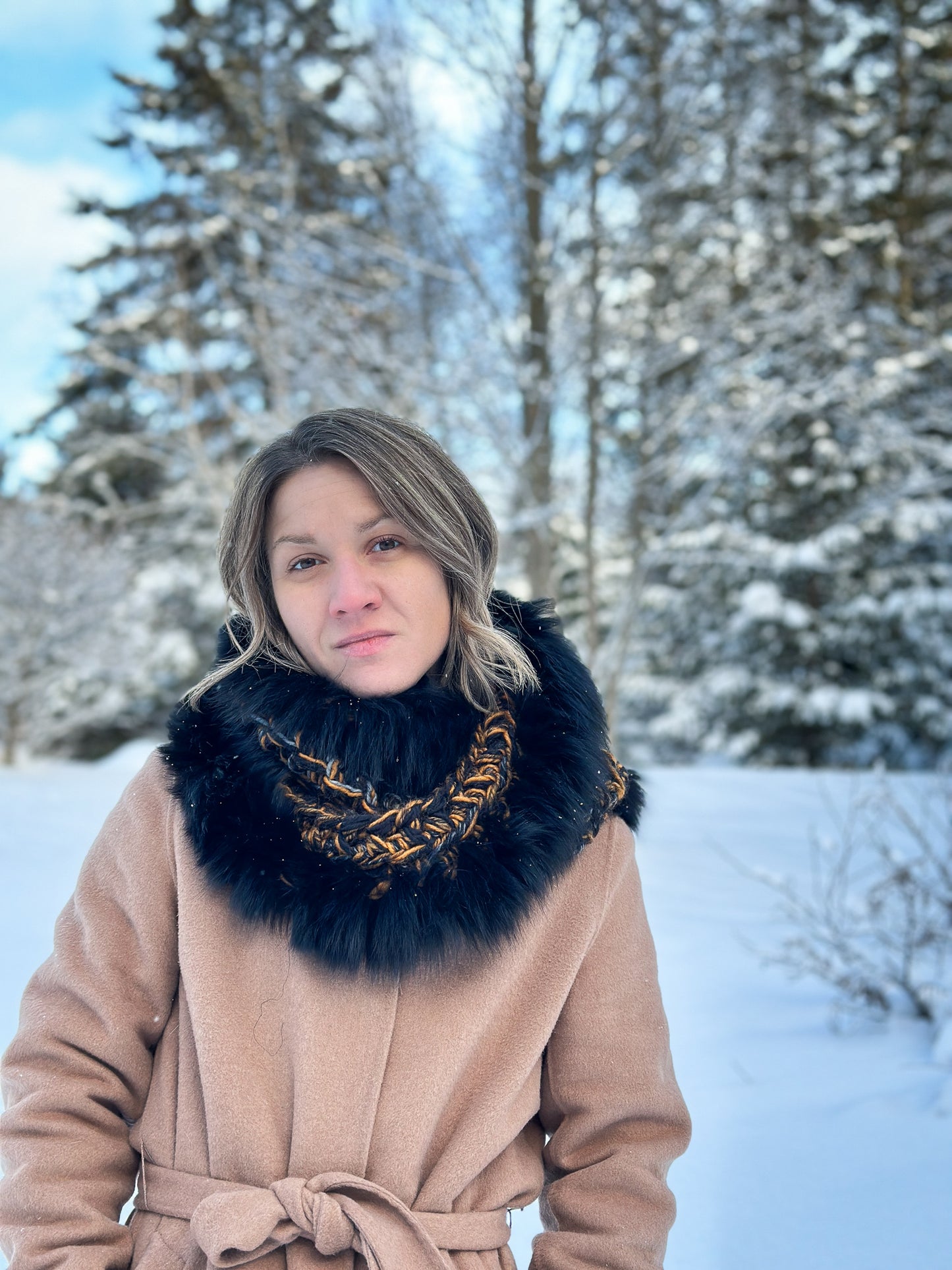 Foulard jaune et noir avec fourrure recyclée