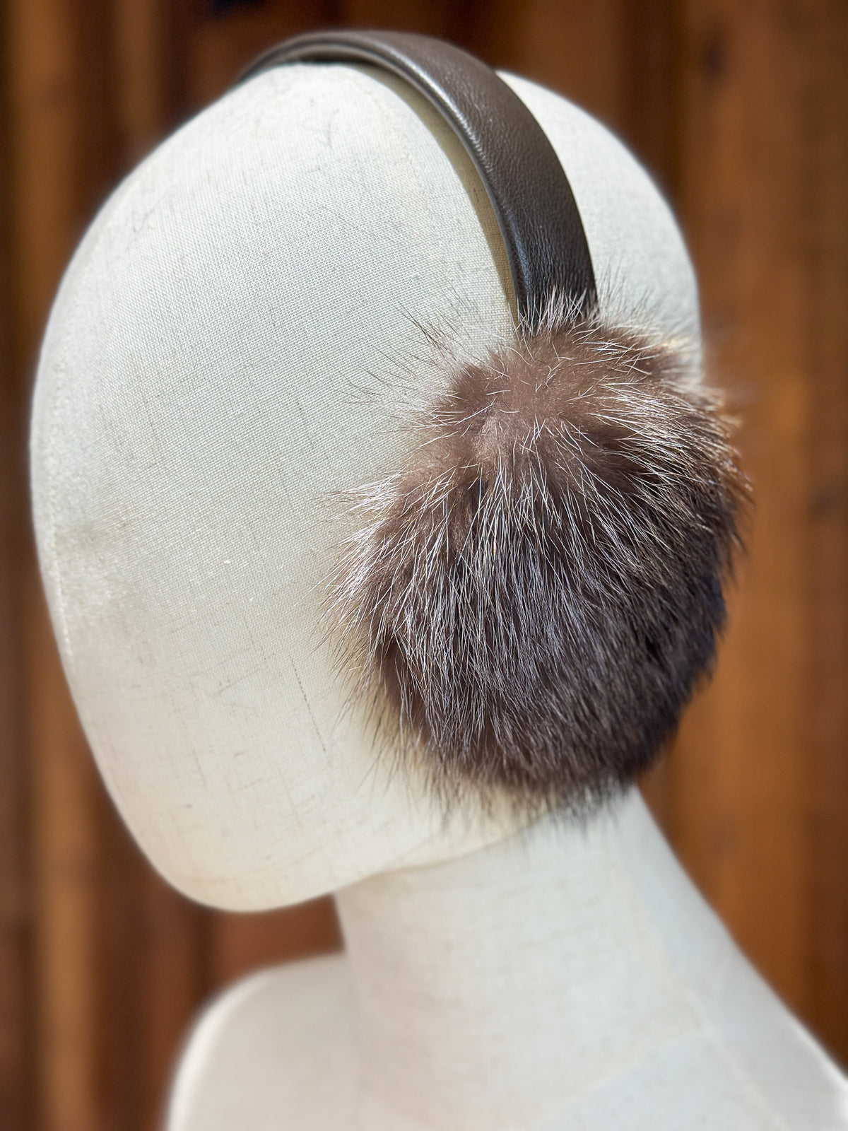 Cache-oreilles en fourrure recyclée, chat sauvage brun