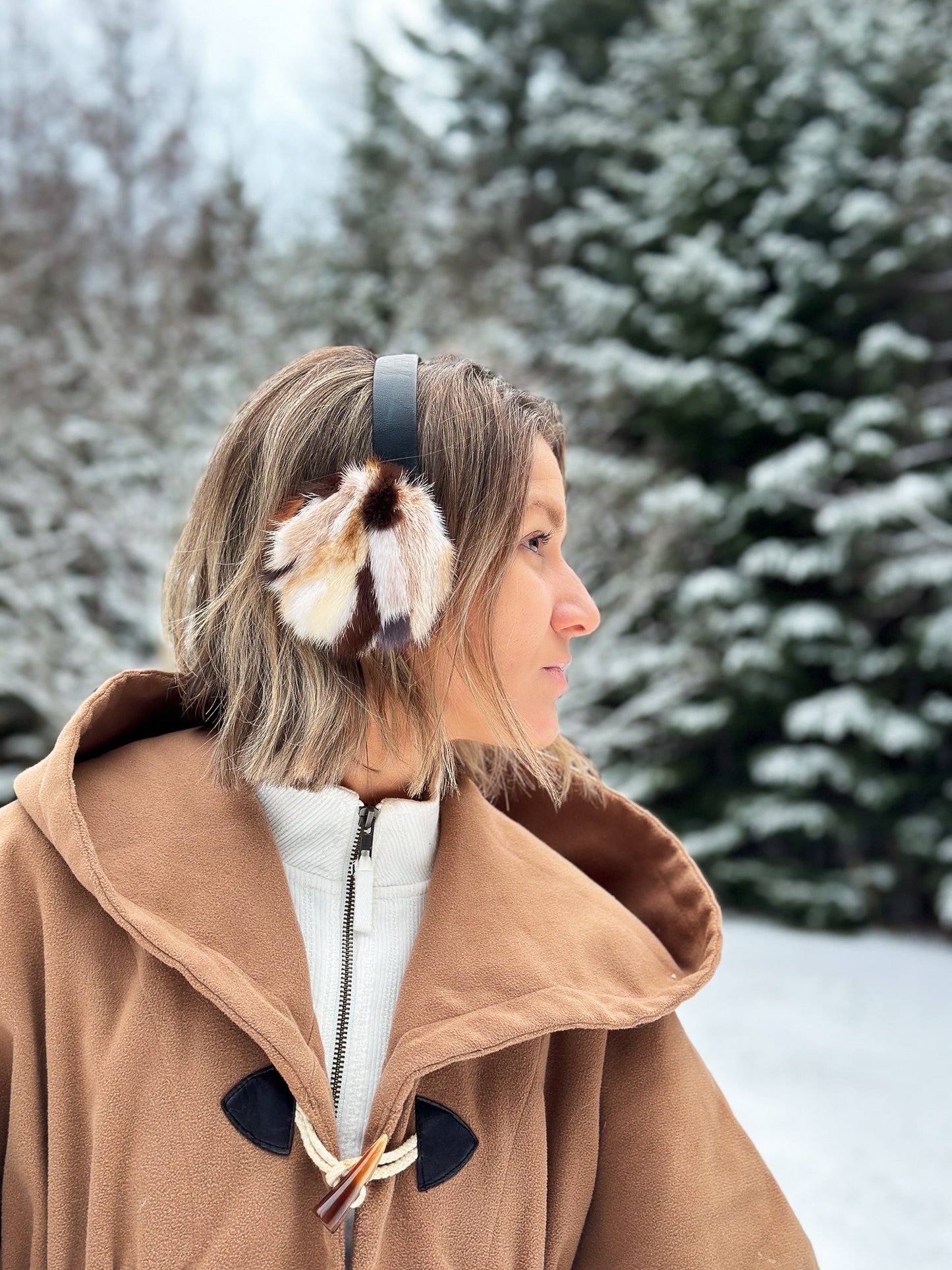 Accessoire pour femme en fourrure recyclée pour style et confort, fait à la main de matières naturelles et écoresponsable