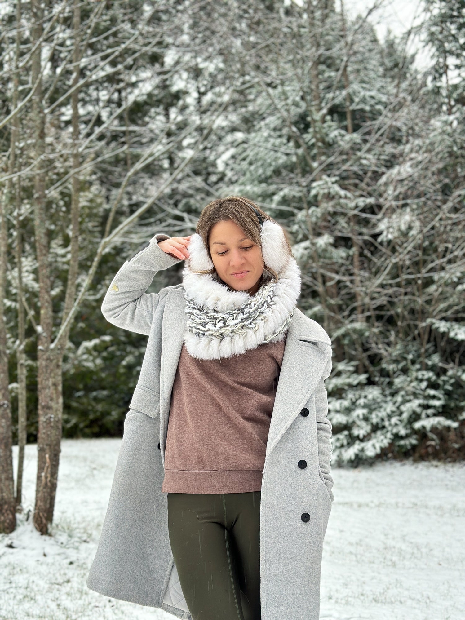 Fourrure blanche, pour des caches-oreille, accessoire chaud et stylé pour les hiver québecois