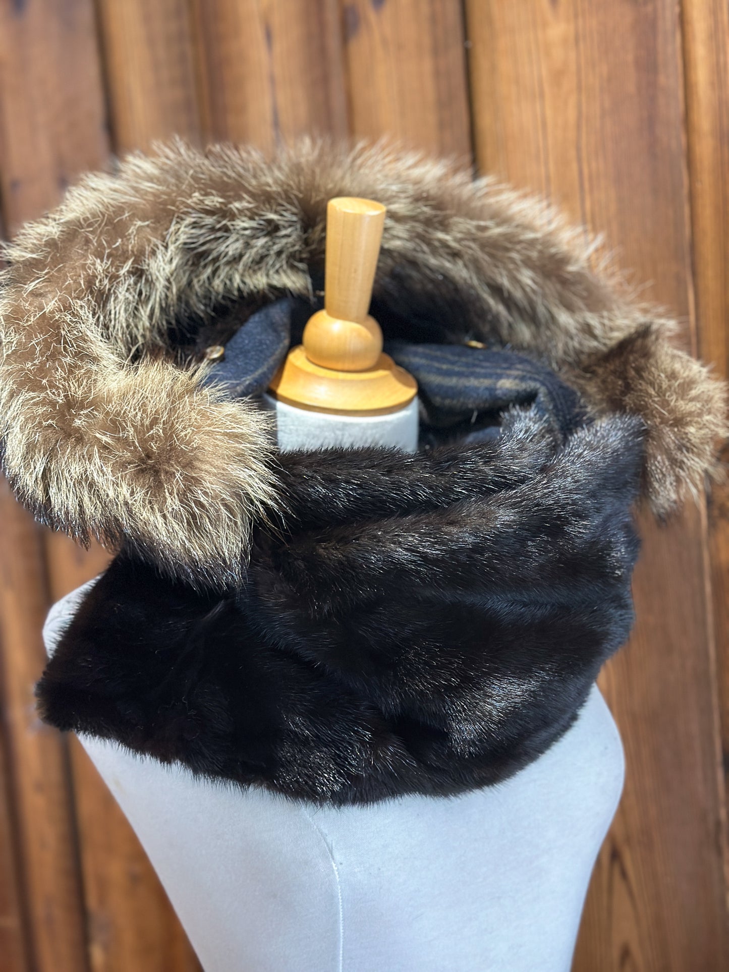 Foulard à capuchon amovible et réversible