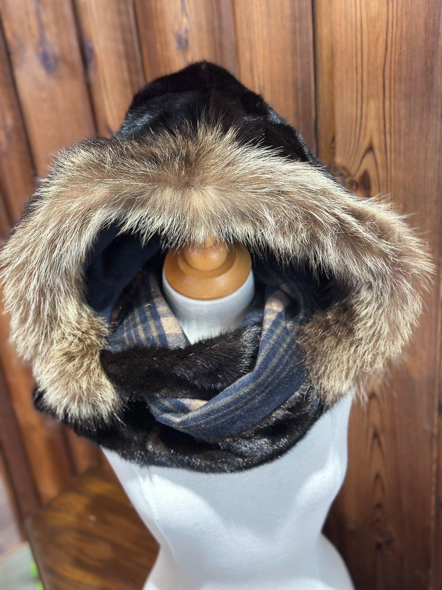 Foulard à capuchon amovible et réversible