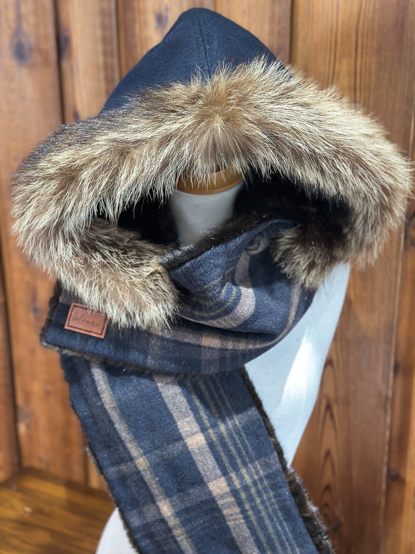 Foulard à capuchon amovible et réversible