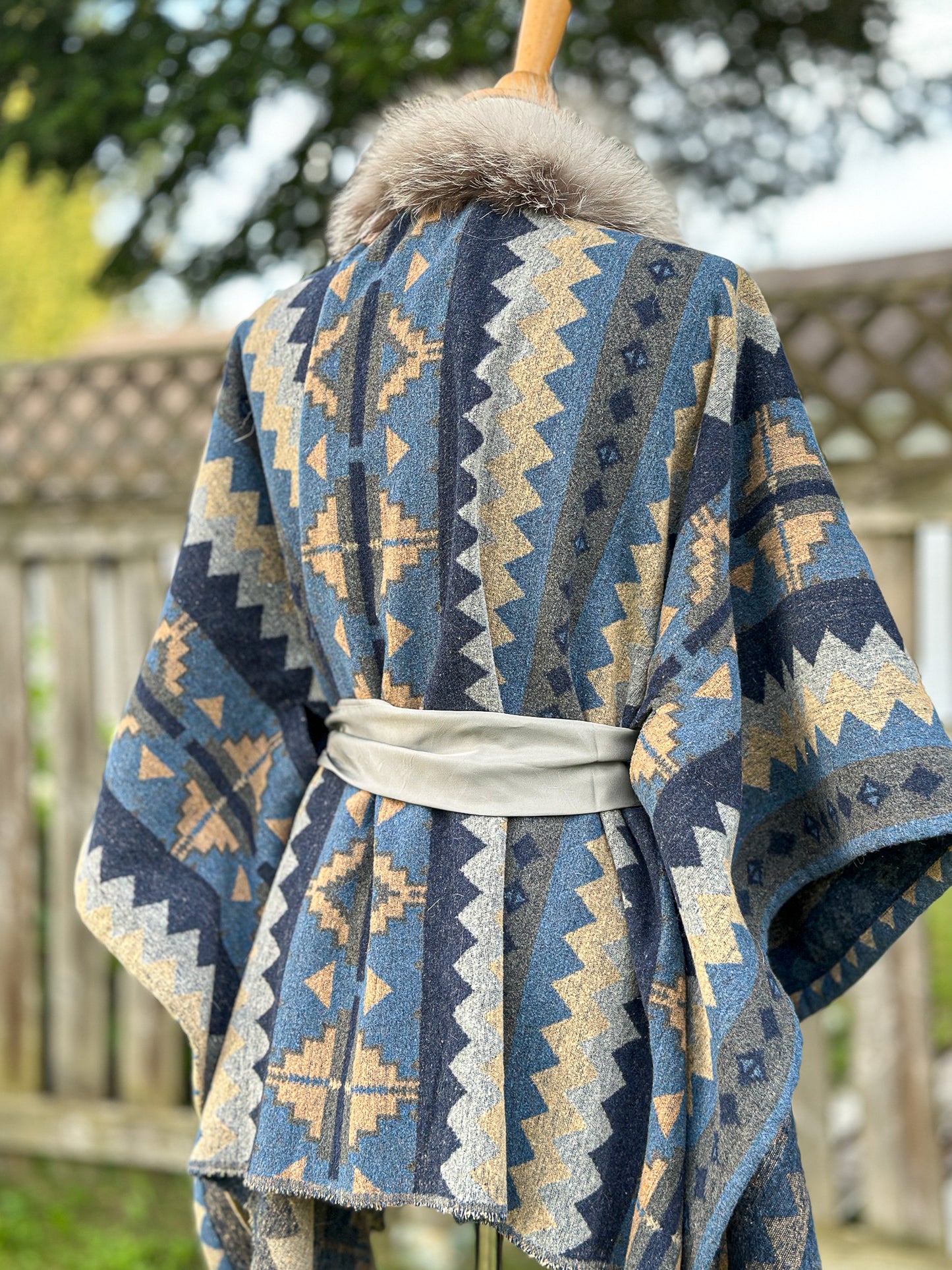 Châle-couverture avec fourrure recyclée - Bleu