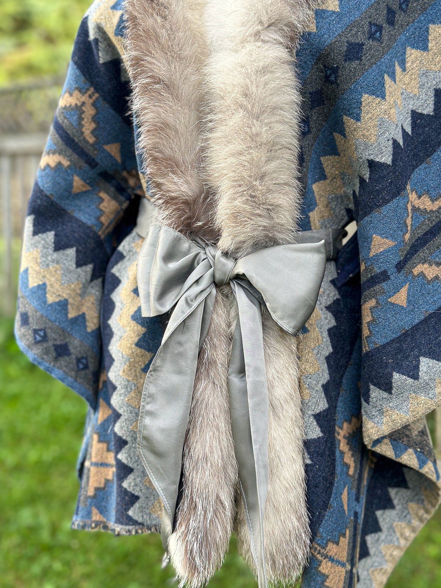 Châle-couverture avec fourrure recyclée - Bleu