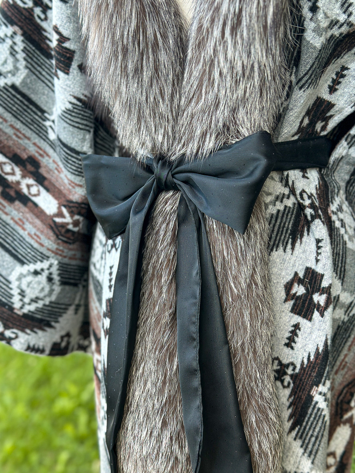 Châle couverture avec fourrure recyclée - Noir et gris