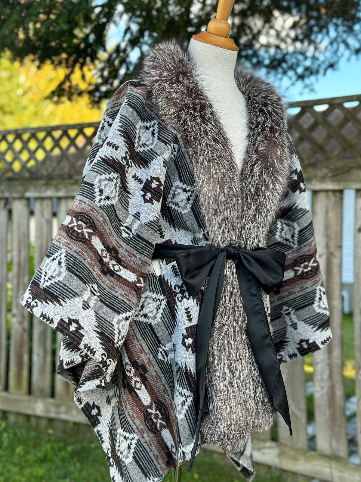 Châle couverture avec fourrure recyclée - Noir et gris