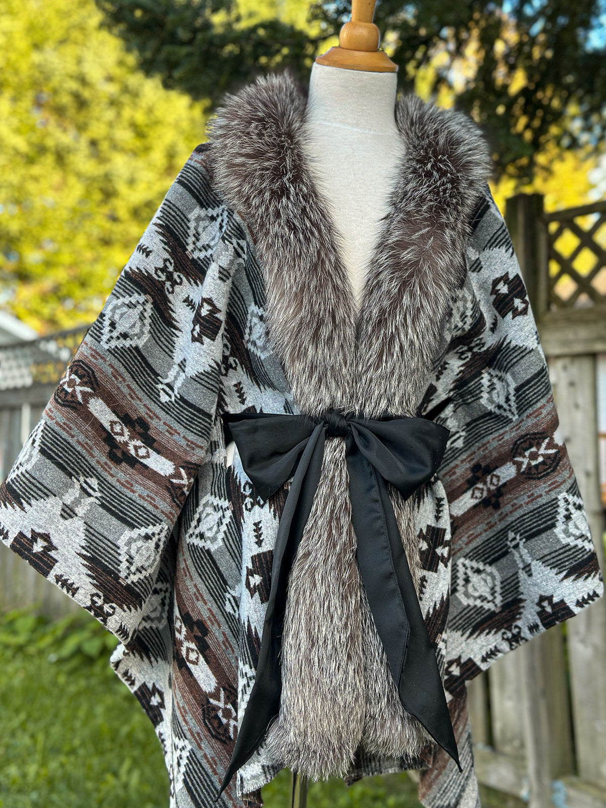 Châle couverture avec fourrure recyclée - Noir et gris