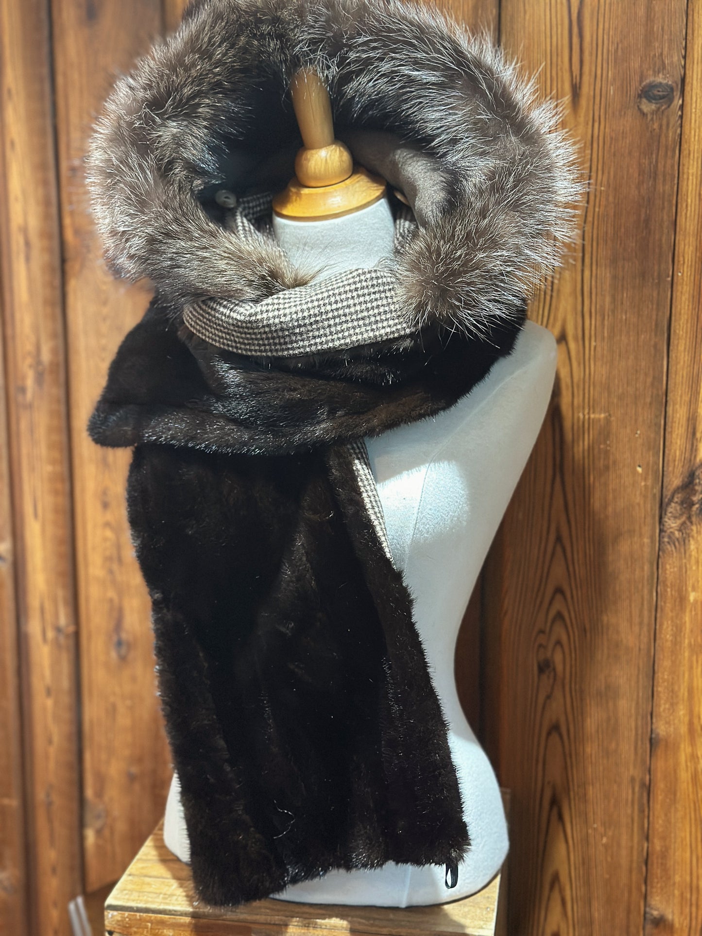 Foulard à capuchon amovible et réversible