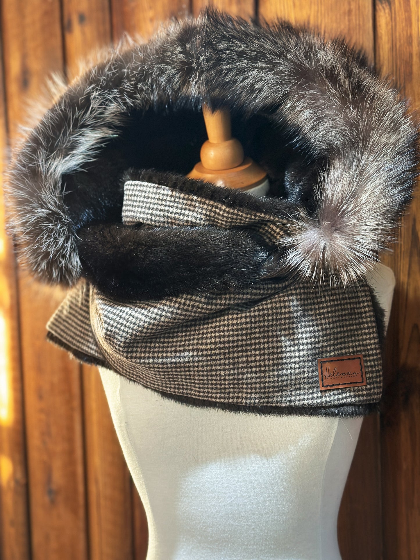Foulard à capuchon amovible et réversible