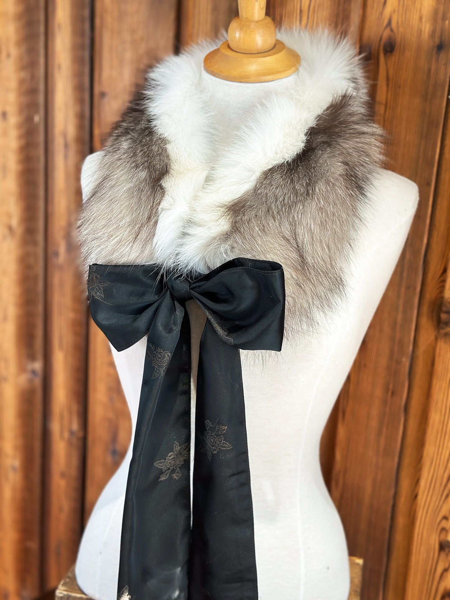 Col avec boucle en satin 