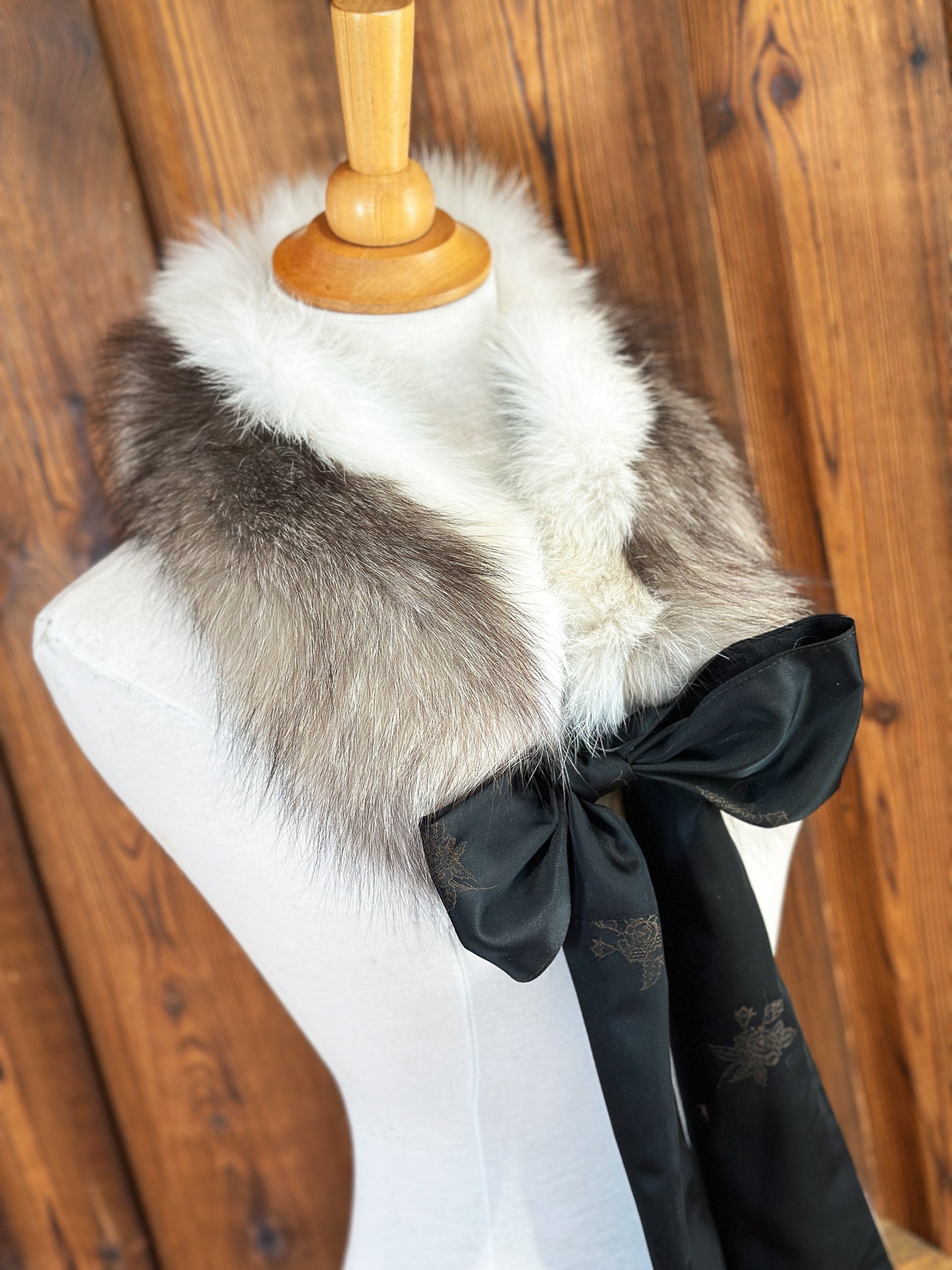 Col amovible ait de fourrure recyclée, avec boucle en satin confectionné des doublures des manteaux de fourrure