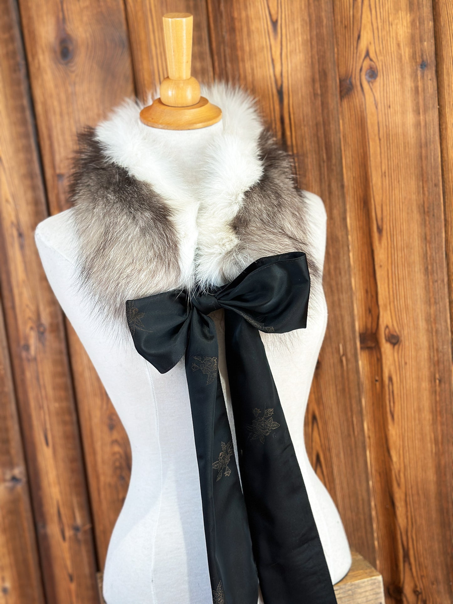 Col en fourrure avec foulard en tissu amovible satiné fabriqué de matériaux récupérés