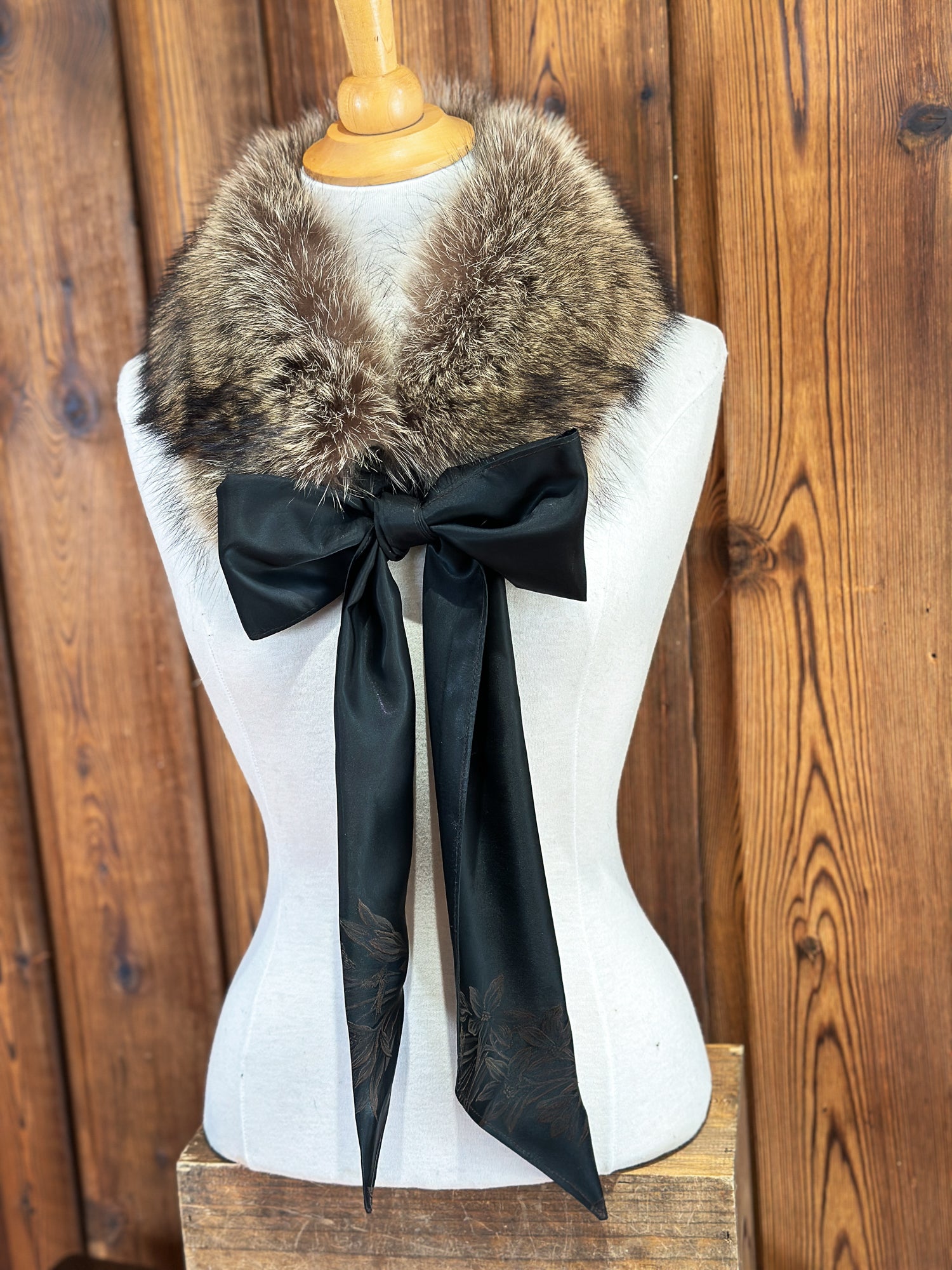 Col en fourrure recyclée avec une boucle de satin