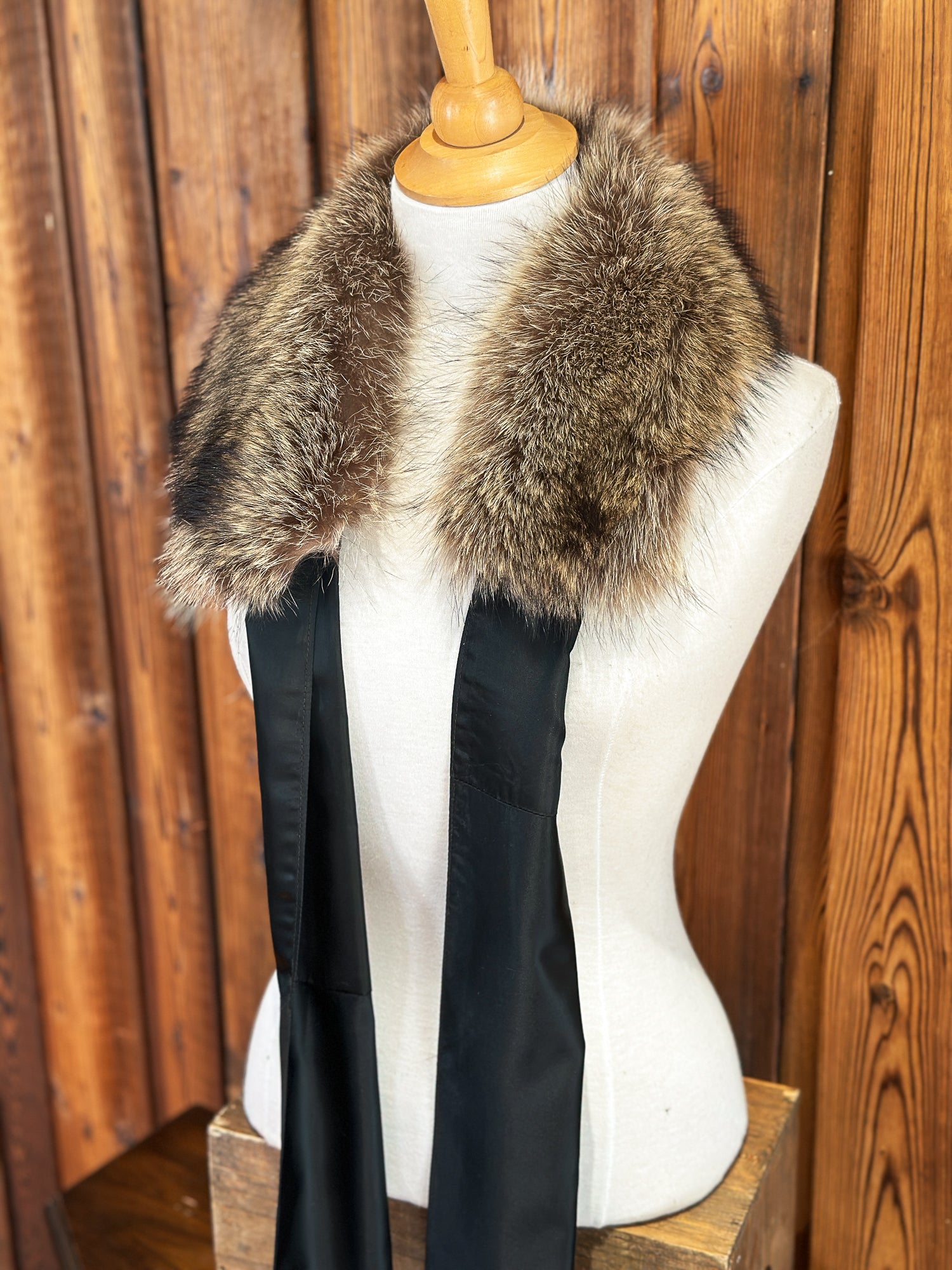 Col avec Ruban amovible fait de doublure recyclée, le luxe de façon éthique 