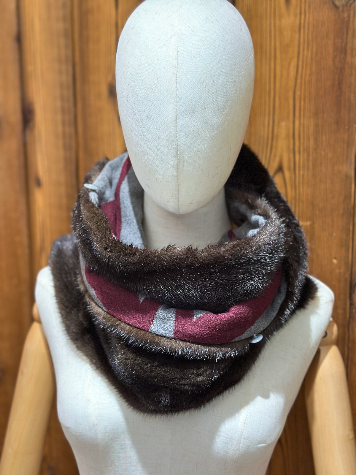 Foulard à capuchon amovible et réversible