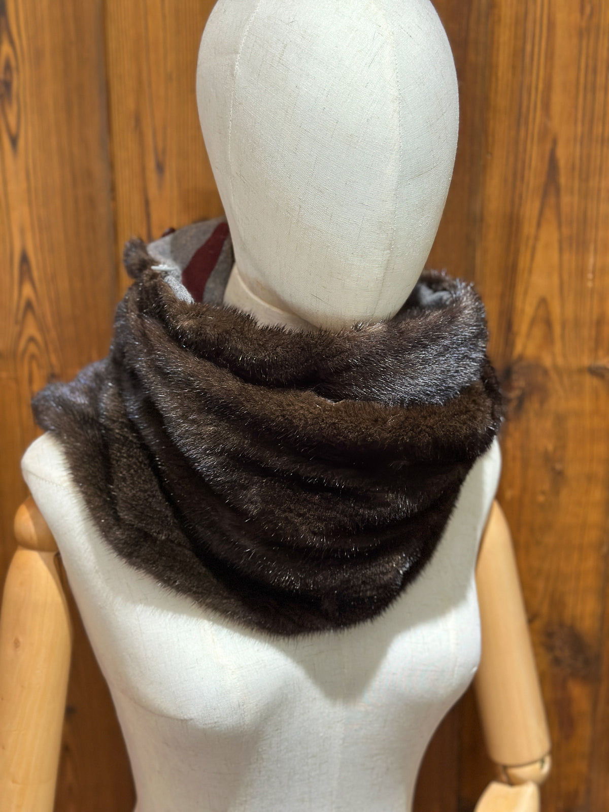 Foulard à capuchon amovible et réversible