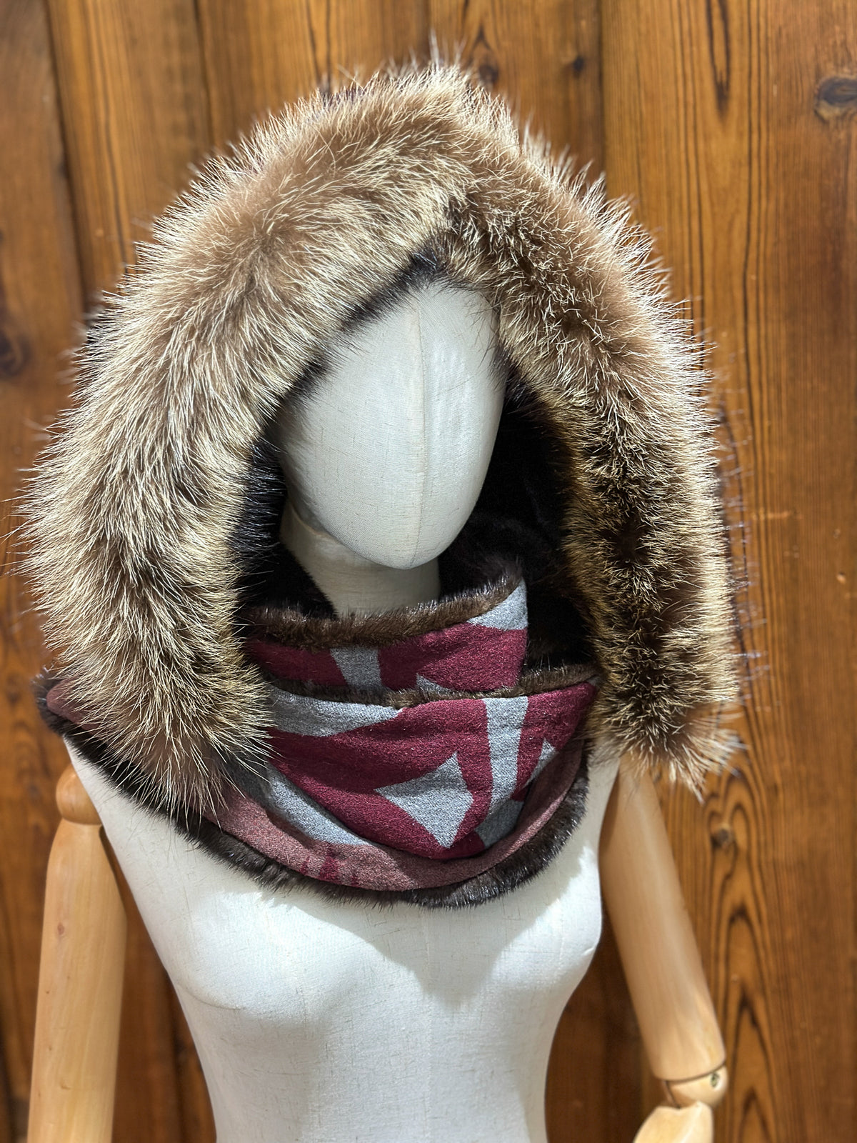 Foulard à capuchon amovible et réversible