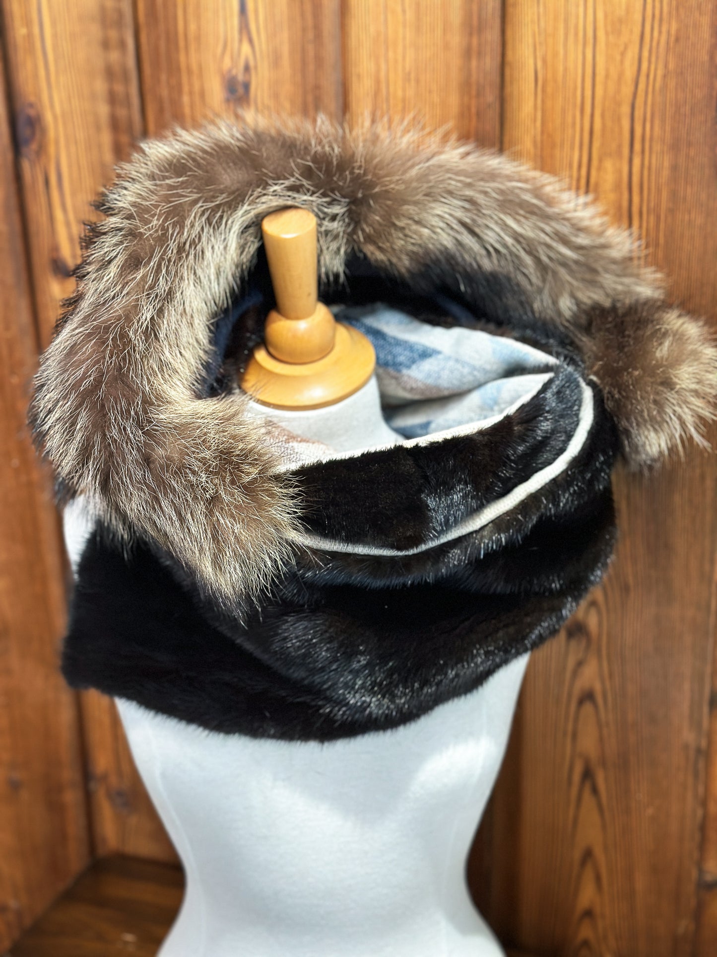 Foulard à capuchon amovible et réversible