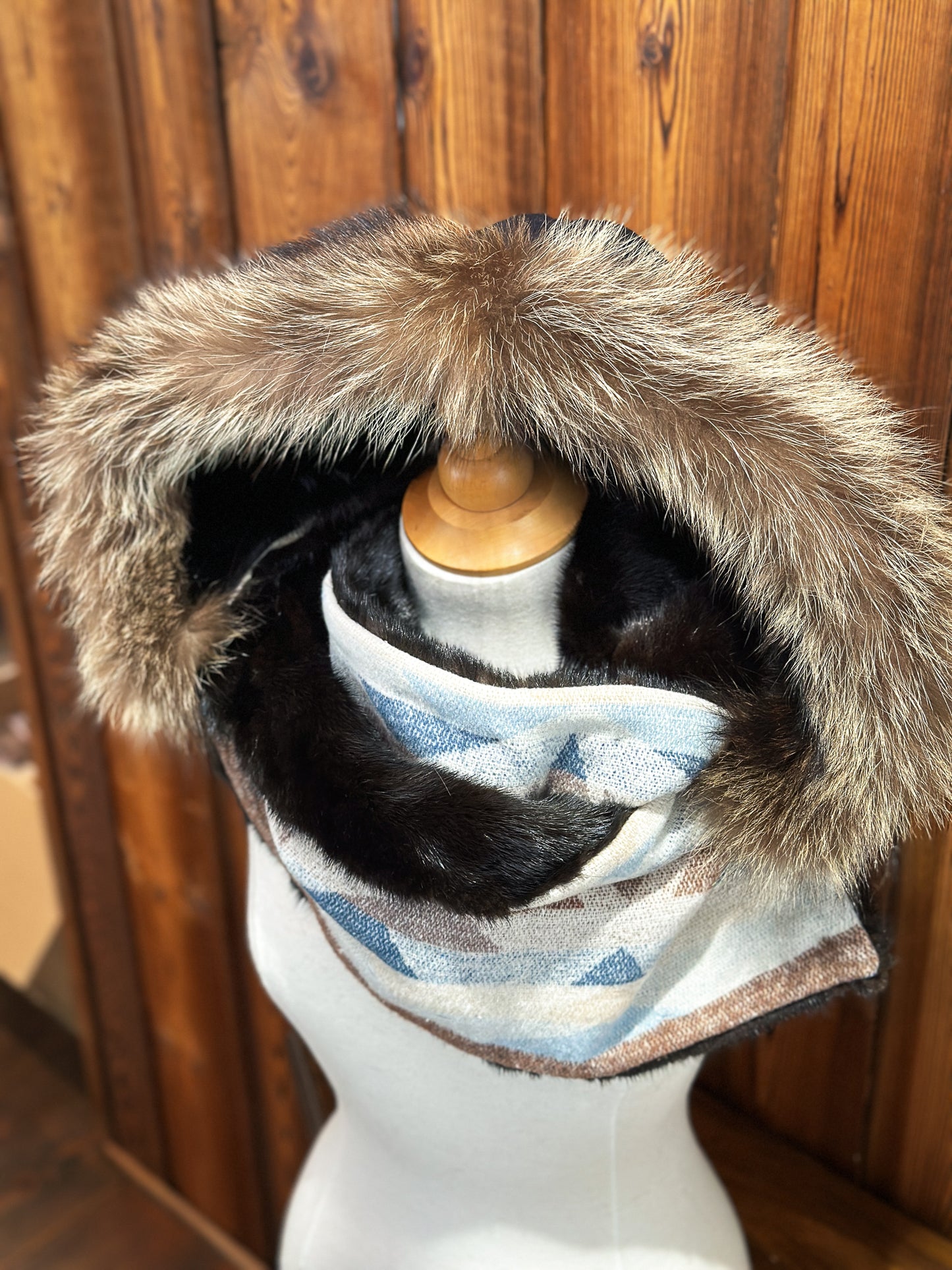 Foulard à capuchon amovible et réversible