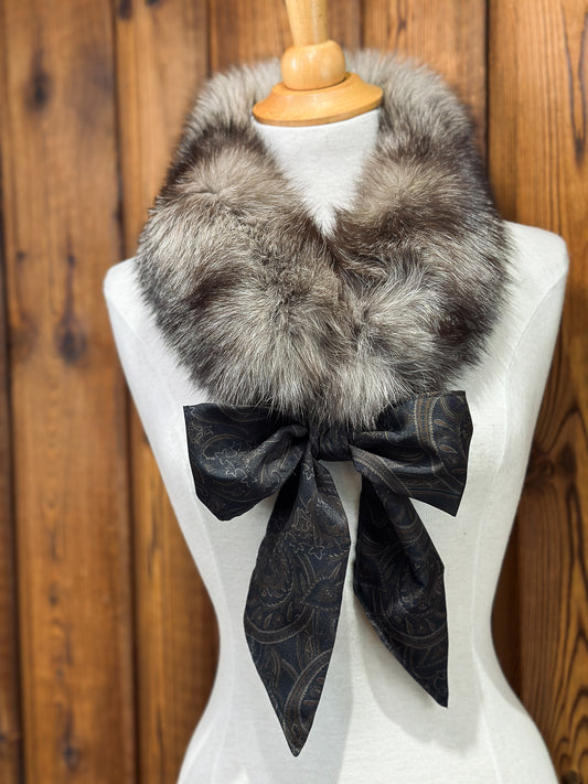 Foulard tout en fourrure avec boucle