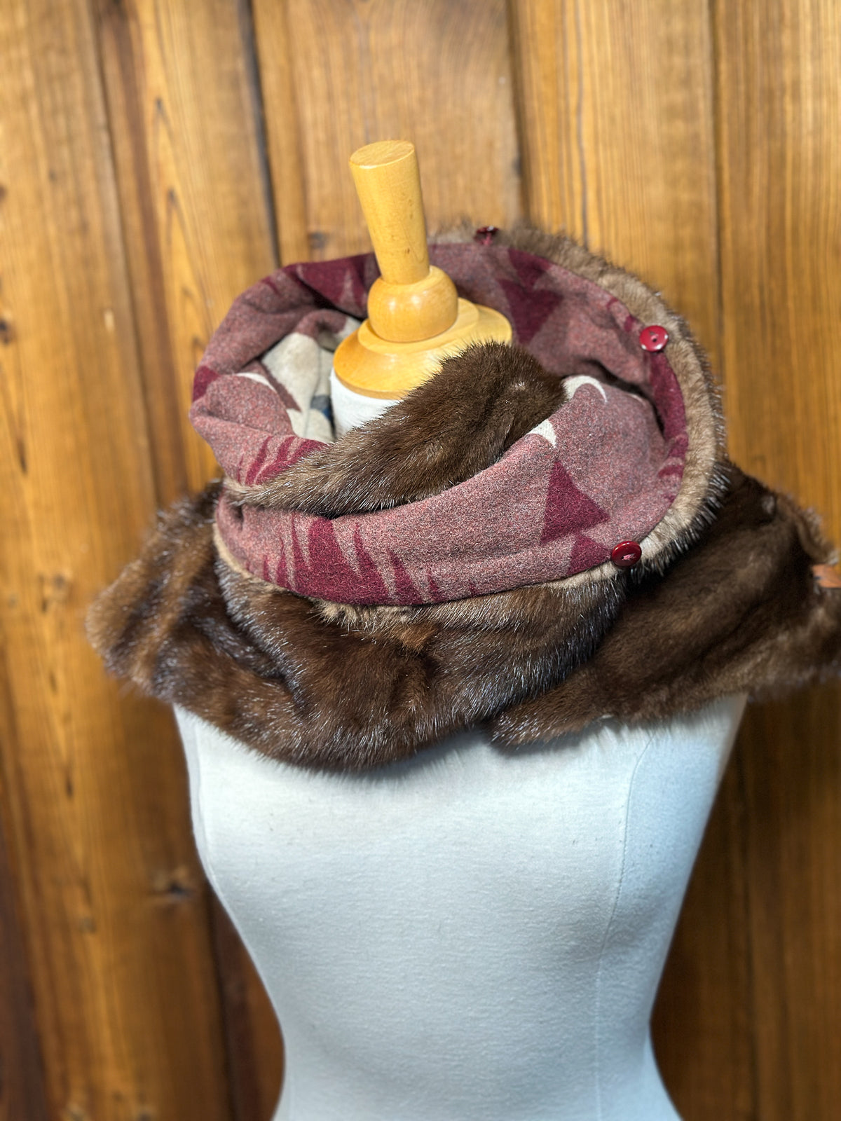 Foulard à capuchon amovible et réversible