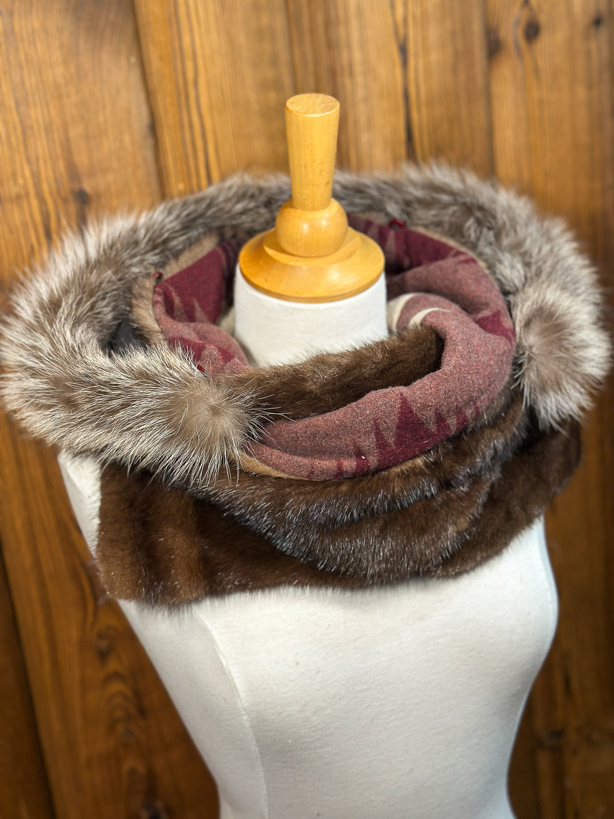 Foulard à capuchon amovible et réversible