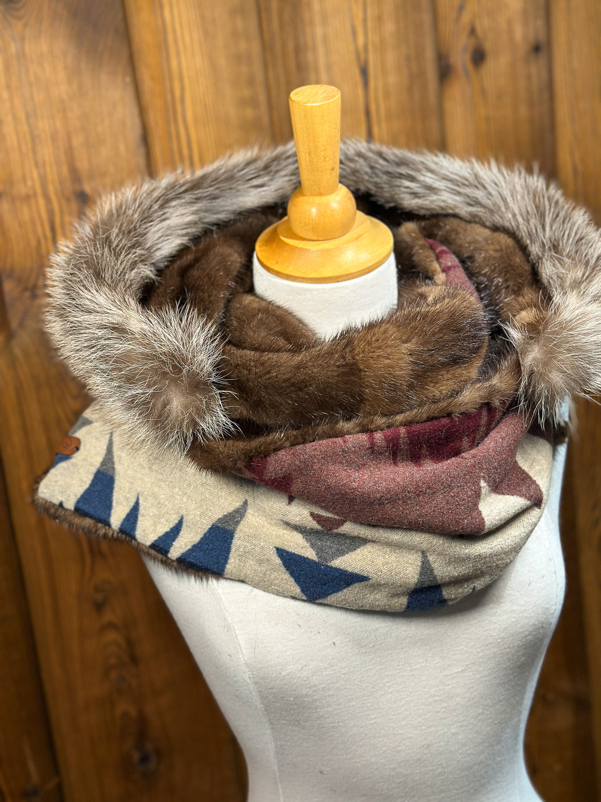 Foulard à capuchon amovible et réversible
