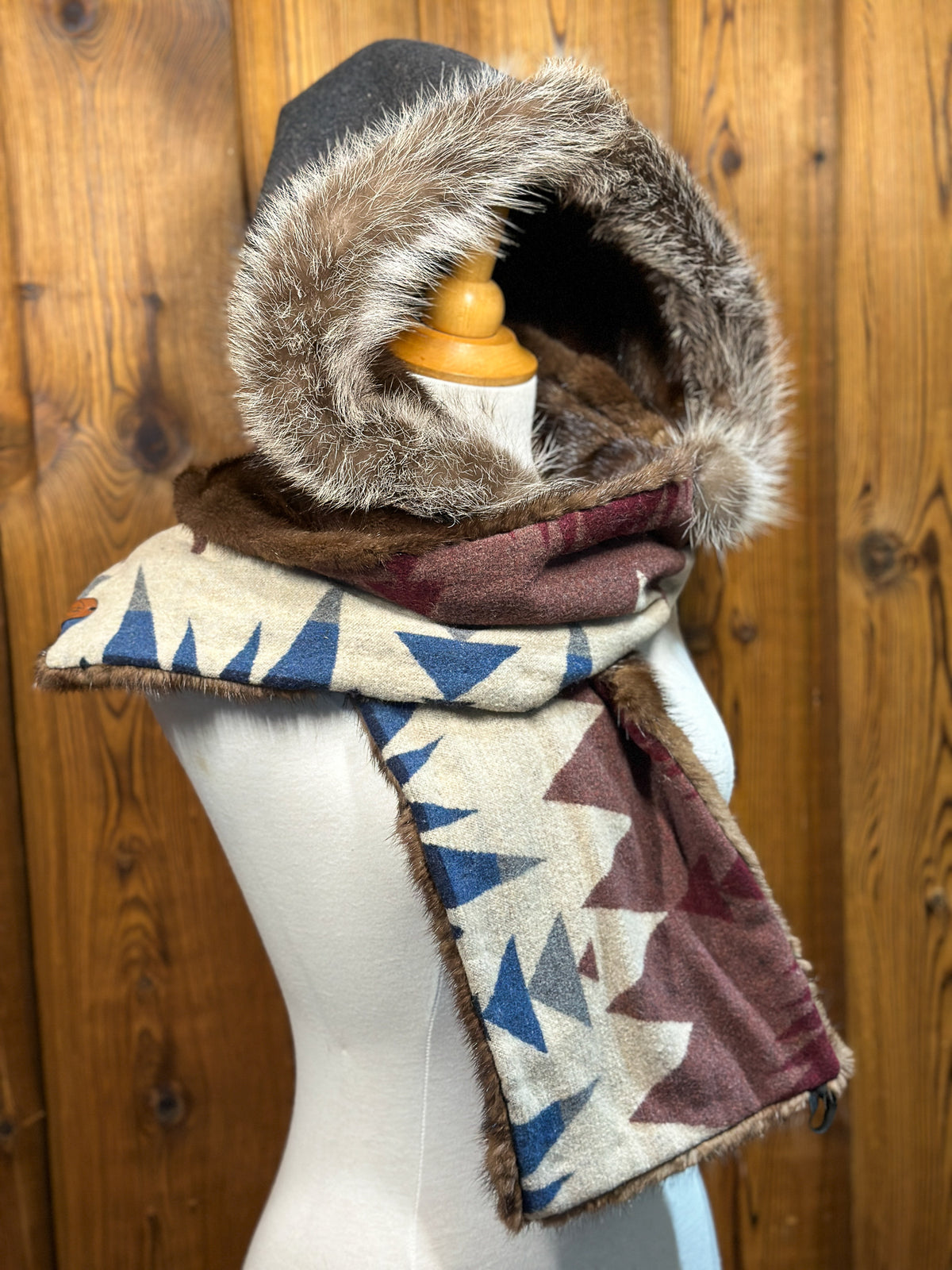 Foulard à capuchon amovible et réversible