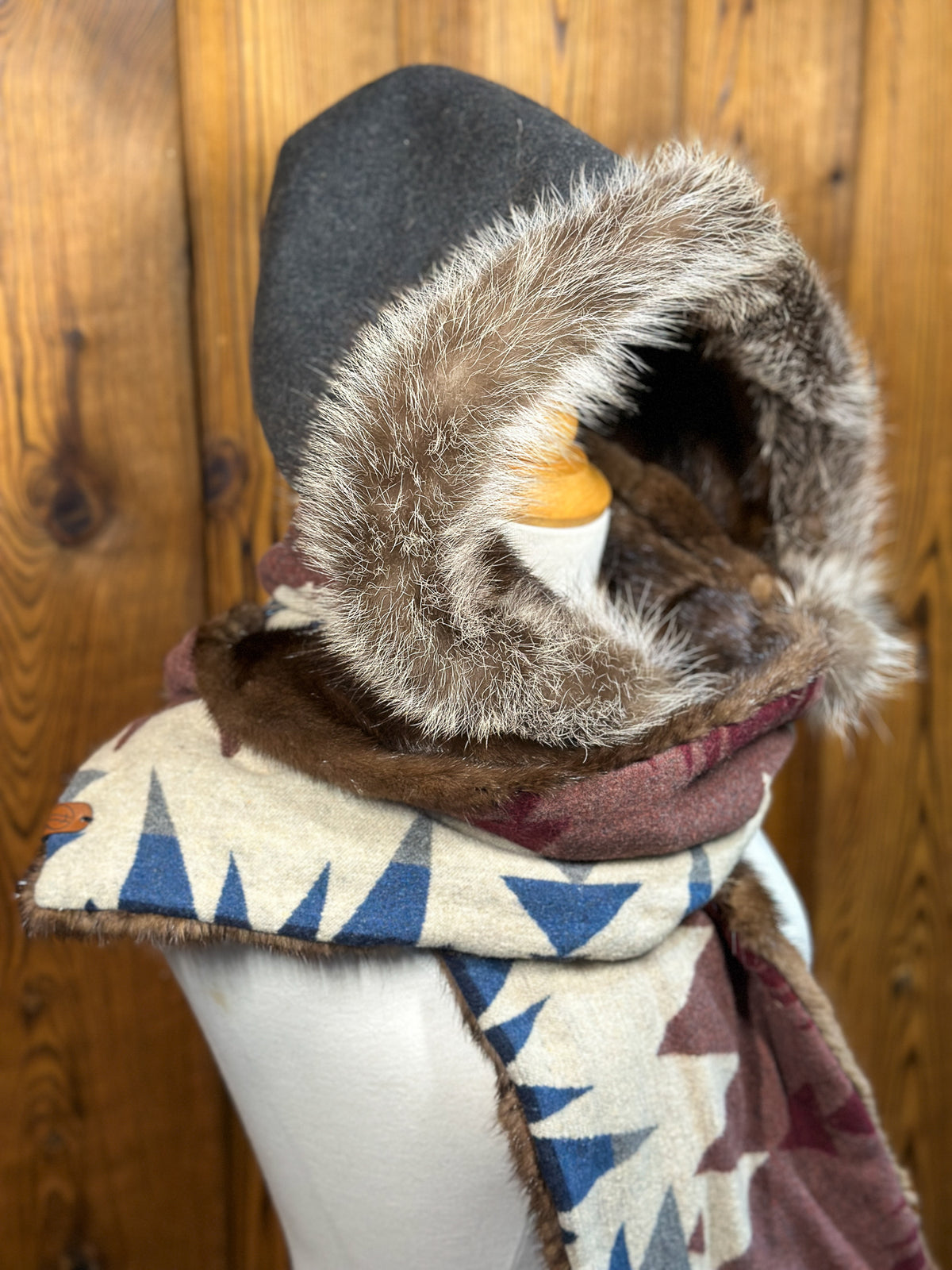 Foulard à capuchon amovible et réversible