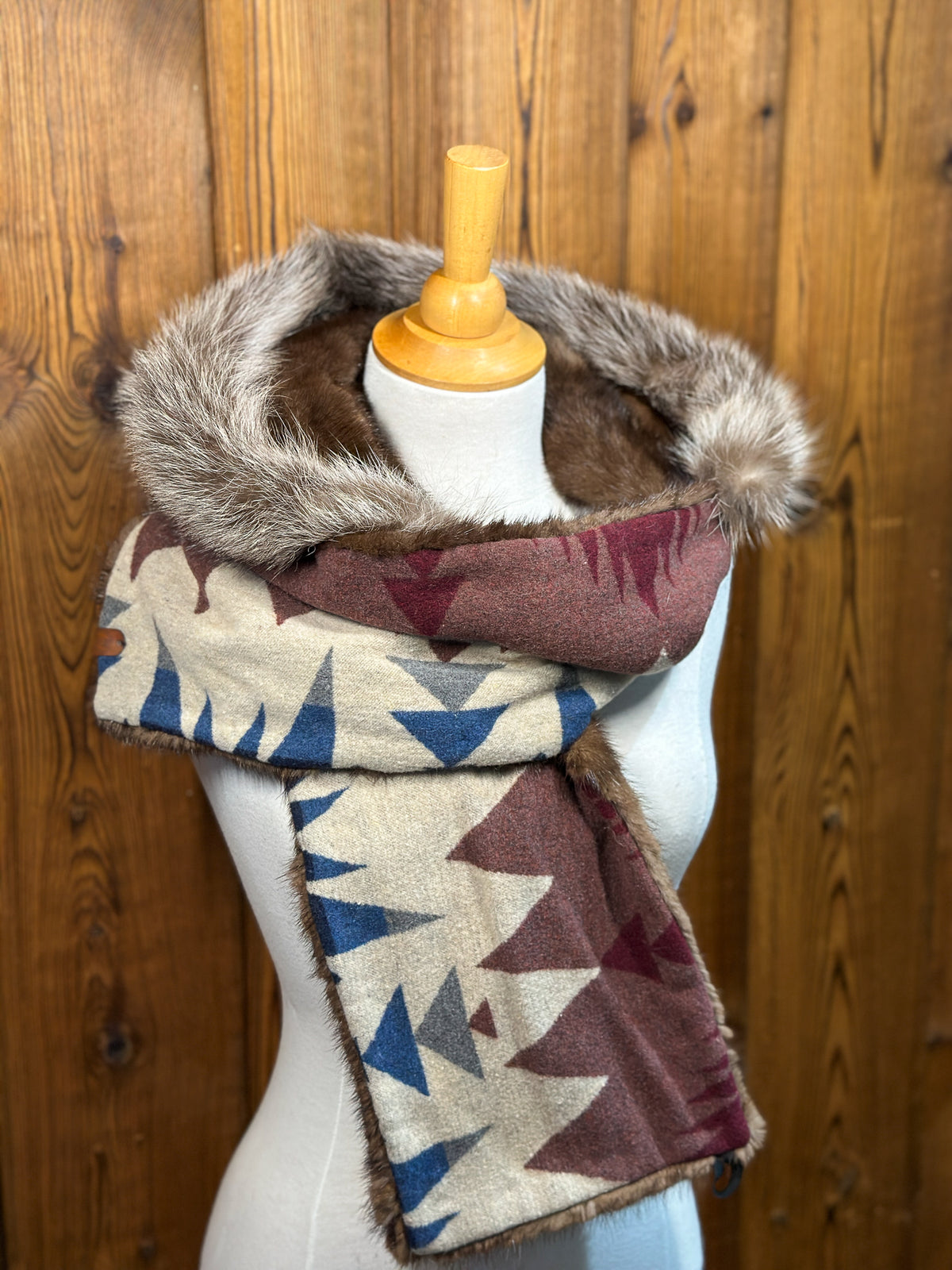 Foulard à capuchon amovible et réversible